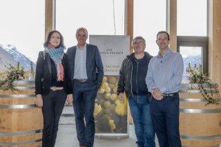 Caroline Ançay-Roduit (présidente de Fully), Christophe Darbellay (conseiller d’Etat), Gérard Dorsaz (président de la coopérative PDR Fully) et Gaëtan Bender (responsable du comité de construction) ont posé ensemble à l’occasion de la cérémonie de la première pierre de la Maison de la petite arvine. Studio Bonnardot/LDD
